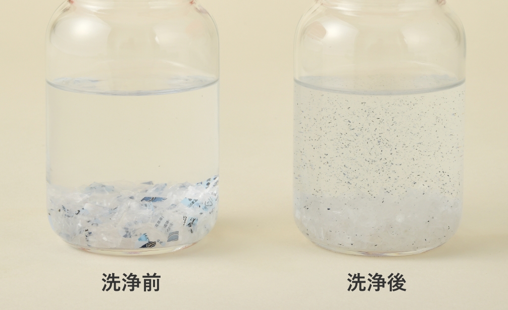 ペットボトルの洗浄工程で行われるアルカリ温水洗浄で脱墨可能な印刷コートを使用することで、リサイクル適性の向上に貢献します。